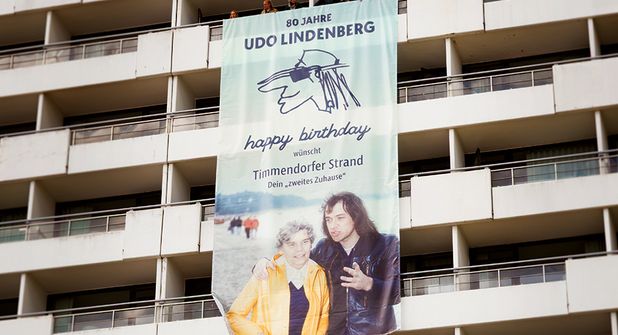Überraschung zum 80. Geburtstag von Udo Lindenberg: Riesiges Banner am Maritim Seehotel als Gruß aus seiner zweiten Heimat