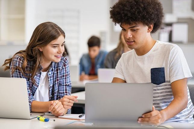 Junge Menschen, die alltäglich in den sozialen Netzwerken unterwegs sind, können und sollten für ein respektvolles Miteinander im Netz sensibilisiert werden. Foto: djd/www.teachtoday.de