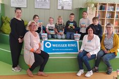 Careen Herrmann, Antje Sagawe (Schulleitung), Elke Ahlering (Weisser Ring), Vanessa Sperling (vorne v. lks.), Solveigh Mancke, Lunis Krysztifak (Klasse 1f), Elisabeth Schittko, Summer Wölk, Erik Nyakas, Bjarne Stein (Klasse 4c) (hinten v. lks.).