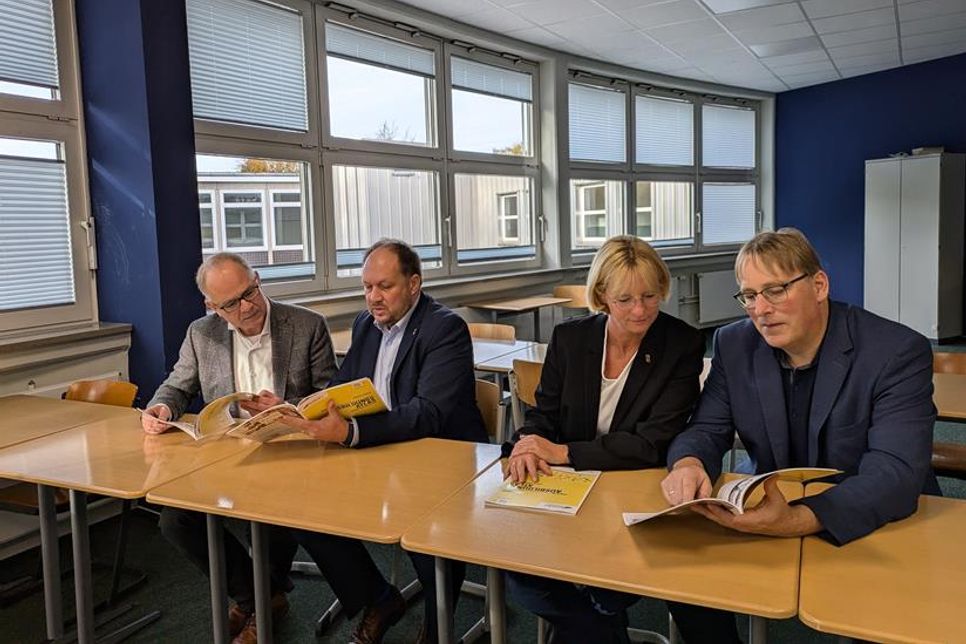 Jens Meyer (Geschäftsführer der EGOH), Anja Bück (Schulrätin Kreis Ostholstein) und Landrat Timo Gaarz (Kreis Ostholstein) freuen sich mit Christoph Salewski (v. re.) (Leiter der Beruflichen Schule des Kreises Ostholstein in Eutin) über die Neuauflage des Ausbildungsatlas 2024/2025.