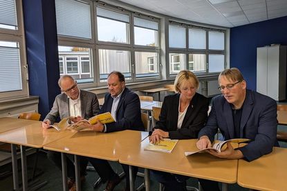 Jens Meyer (Geschäftsführer der EGOH), Anja Bück (Schulrätin Kreis Ostholstein) und Landrat Timo Gaarz (Kreis Ostholstein) freuen sich mit Christoph Salewski (v. re.) (Leiter der Beruflichen Schule des Kreises Ostholstein in Eutin) über die Neuauflage des Ausbildungsatlas 2024/2025.
