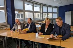 Jens Meyer (Geschäftsführer der EGOH), Anja Bück (Schulrätin Kreis Ostholstein) und Landrat Timo Gaarz (Kreis Ostholstein) freuen sich mit Christoph Salewski (v. re.) (Leiter der Beruflichen Schule des Kreises Ostholstein in Eutin) über die Neuauflage des Ausbildungsatlas 2024/2025.