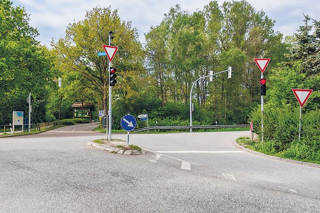 Vollverampelung soll Verkehrssicherheit erhöhen: Neue Ampelanlage nach Verzögerungen endlich fertiggestellt