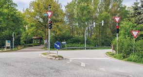 Vollverampelung soll Verkehrssicherheit erhöhen: Neue Ampelanlage nach Verzögerungen endlich fertiggestellt