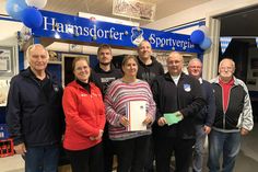 Mit den frischgebackenen „Moin! Vereinshelden des Monats Oktober“ Christina und Dirk Behnke (mit Urkunde und Gutscheinen) freuen sich Jürgen Fischer (KSV Ostholstein, v. lks.), Wiebke Watzlawek (Stiftungen der Sparkasse Holstein), Christian Kruse, Florian Boehm, Sönke Schöning (alle HSV-Vorstandsmitglieder) und HSV-Urgestein Jürgen Hahn, der das Ganze mit seiner Bewerbung ins Rollen gebracht hatte.