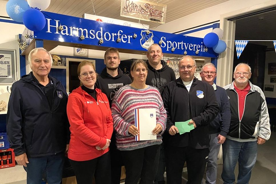 Mit den frischgebackenen „Moin! Vereinshelden des Monats Oktober“ Christina und Dirk Behnke (mit Urkunde und Gutscheinen) freuen sich Jürgen Fischer (KSV Ostholstein, v. lks.), Wiebke Watzlawek (Stiftungen der Sparkasse Holstein), Christian Kruse, Florian Boehm, Sönke Schöning (alle HSV-Vorstandsmitglieder) und HSV-Urgestein Jürgen Hahn, der das Ganze mit seiner Bewerbung ins Rollen gebracht hatte.