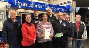 Mit den frischgebackenen „Moin! Vereinshelden des Monats Oktober“ Christina und Dirk Behnke (mit Urkunde und Gutscheinen) freuen sich Jürgen Fischer (KSV Ostholstein, v. lks.), Wiebke Watzlawek (Stiftungen der Sparkasse Holstein), Christian Kruse, Florian Boehm, Sönke Schöning (alle HSV-Vorstandsmitglieder) und HSV-Urgestein Jürgen Hahn, der das Ganze mit seiner Bewerbung ins Rollen gebracht hatte.