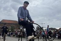 De Böggelrieders en Daansers aus den Niederlanden legten den Festumzug teils auf ihren historischen Prachtfahrrädern zurück.