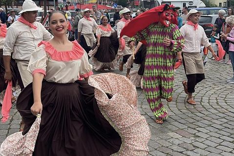 Auch die Gruppe aus Costa Rica legte auf der Route einige Tanzstopps ein.