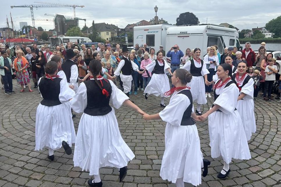Die Tänzerinnen und Tänzer aus Kroatien vom Varazdinski Folklorni Ansambl.