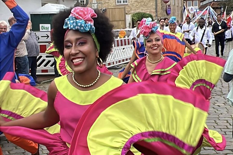 Die Gruppe aus Kolumbien begeisterte mit ihrer guten Laune, den rasanten tanzschritten und ihren farbenfrohen Kostümen.