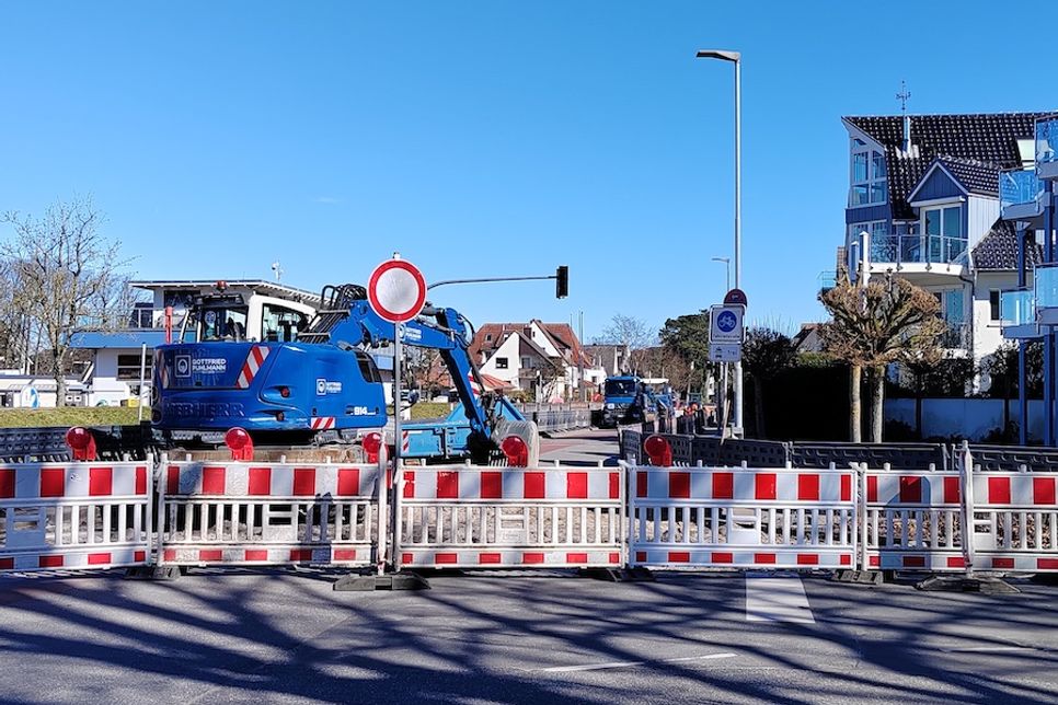 In Niendorf/Ostsee ist die Strandstraße Höhe Hafen derzeit wegen Bauarbeiten voll gesperrt.