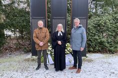 Heinrich Holtfester, Bürgervorsteher der Stadt Neustadt, Pastorin Luise Müller-Busse und Dr. Daniel Ehmke, Ärztlicher Direktor der Ameos Klinika Neustadt und Eutin, vor dem Mahnmal. (Foto: Ameos)