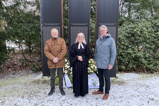 Heinrich Holtfester, Bürgervorsteher der Stadt Neustadt, Pastorin Luise Müller-Busse und Dr. Daniel Ehmke, Ärztlicher Direktor der Ameos Klinika Neustadt und Eutin, vor dem Mahnmal. (Foto: Ameos)