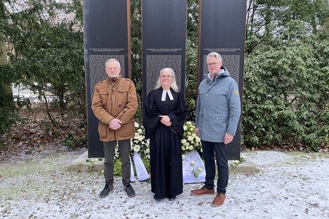 Heinrich Holtfester, Bürgervorsteher der Stadt Neustadt, Pastorin Luise Müller-Busse und Dr. Daniel Ehmke, Ärztlicher Direktor der Ameos Klinika Neustadt und Eutin, vor dem Mahnmal. (Foto: Ameos)