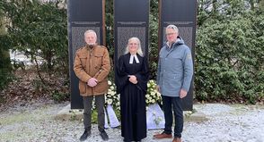Heinrich Holtfester, Bürgervorsteher der Stadt Neustadt, Pastorin Luise Müller-Busse und Dr. Daniel Ehmke, Ärztlicher Direktor der Ameos Klinika Neustadt und Eutin, vor dem Mahnmal. (Foto: Ameos)