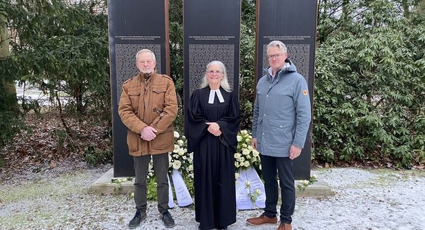 Heinrich Holtfester, Bürgervorsteher der Stadt Neustadt, Pastorin Luise Müller-Busse und Dr. Daniel Ehmke, Ärztlicher Direktor der Ameos Klinika Neustadt und Eutin, vor dem Mahnmal. (Foto: Ameos)