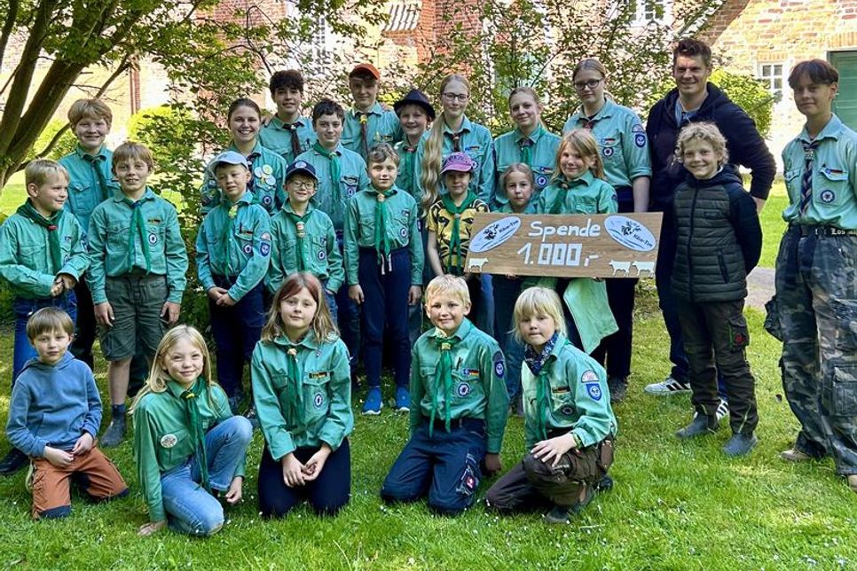 Die Gruber Gemeindepfadfinder freuen sich über die Spende von Landwirt Tim Müller.