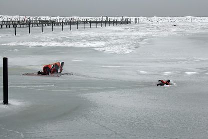 Viele Feuerwehren übten in den letzten Tagen den Ernstfall, so auch im Grömitzer Yachthafen. (Foto: Feuerwehr Grömitz)