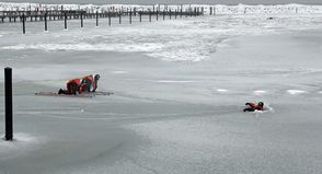 Viele Feuerwehren übten in den letzten Tagen den Ernstfall, so auch im Grömitzer Yachthafen. (Foto: Feuerwehr Grömitz)