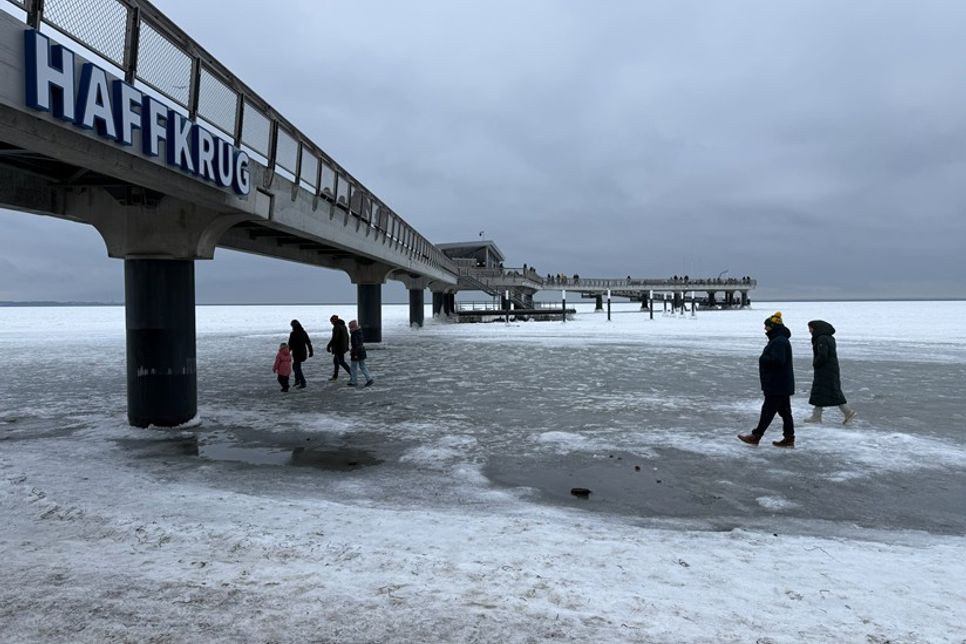 In Haffkrug spazierten die Menschen nicht nur über die Seebrücke, sondern gingen auch auf dem Eis unter ihr hindurch.