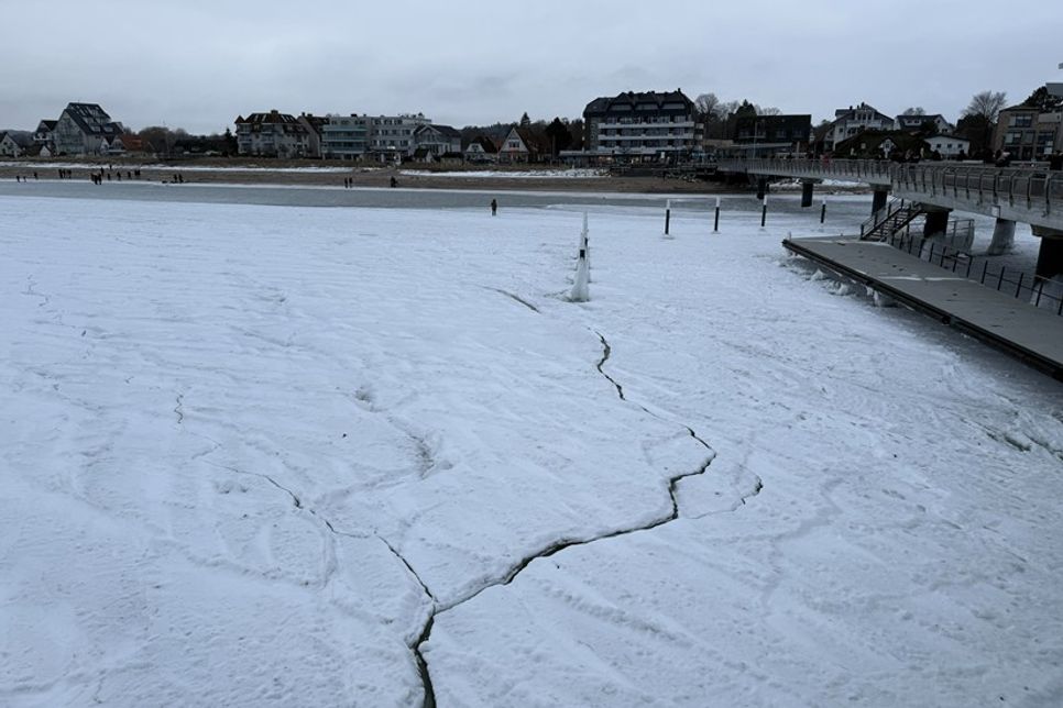 Die Risse in der Eisdecke waren von oben gut zu erkennen.