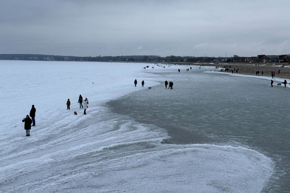 Einige „trauten“ sich weit raus auf die zugefrorene Ostsee und gingen damit ein hohes Risiko ein.