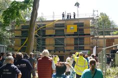 Martin Baumanns von der Zimmerei Hoffmann sprach hoch oben auf dem Bau den Richtspruch.