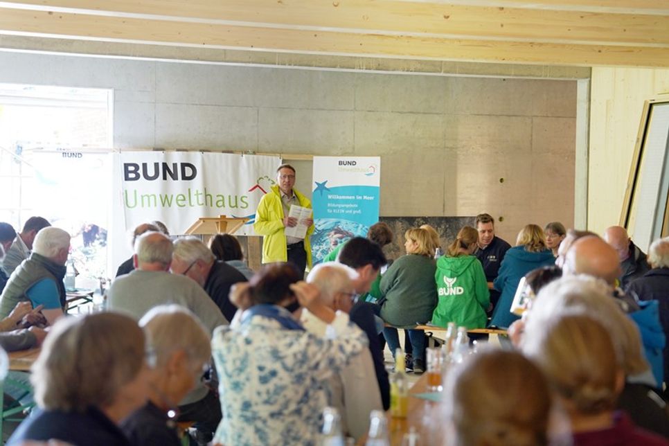 Dietmar Ulbrich, Gesellschafter des BUND Umwelthauses und Landesvorsitzender des BUND Schleswig-Holstein begrüßte die Gäste.