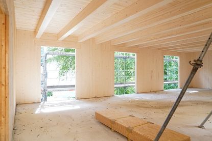 Holzgeruch liegt in der Luft, der Neubau des Umwelthauses wird unter Verwendung von nachhaltigen Baumaterialien und vor allem mit Firmen aus der Region errichtet.