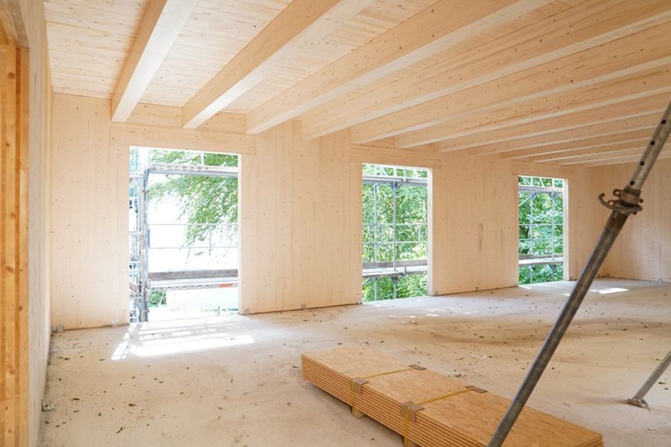 Holzgeruch liegt in der Luft, der Neubau des Umwelthauses wird unter Verwendung von nachhaltigen Baumaterialien und vor allem mit Firmen aus der Region errichtet.