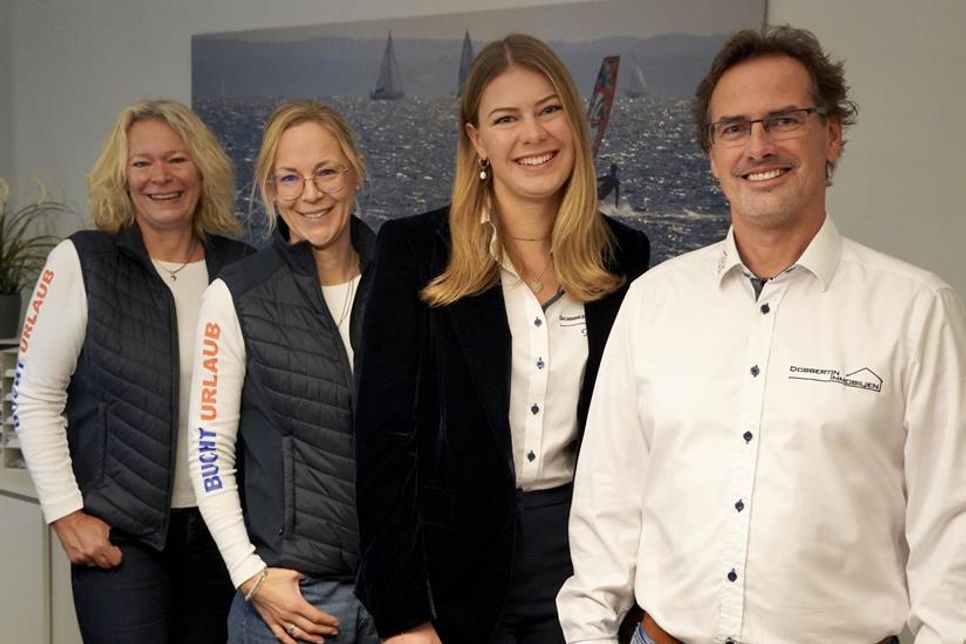 Ines Dobbertin, Julia Janshen, Michelle Dobbertin und Inhaber Torsten Dobbertin (v. lks.) bieten den Komplettservice in Sachen Immobilien und Ferienvermietung.