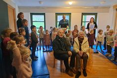 Die Kinder und das pädagogische Team sind begeistert von den neuen Möglichkeiten und bedankten sich bei den Eheleuten Achtenberg (Bildmitte) mit einem Segen Gottes und einer kleinen Nascherei.