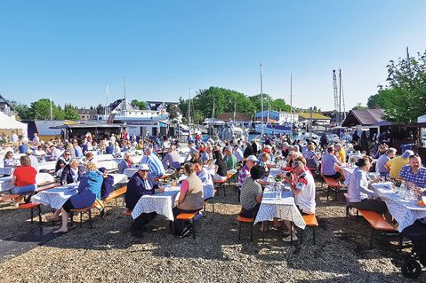 Genuss, Musik und Weinvielfalt über Pfingsten: Weinfest vom 21. bis 25. Mai im Niendorfer Hafen