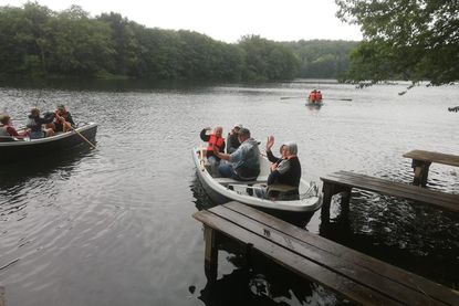 Gemeinschaft und Naturerlebnis gehören beim Neustädter Anglerverein seit Jahrzehnten zusammen. Auf dem Krummsee geht es für die jungen Vereinsmitglieder auch gemeinsam mit den Ruderbooten aufs Wasser.