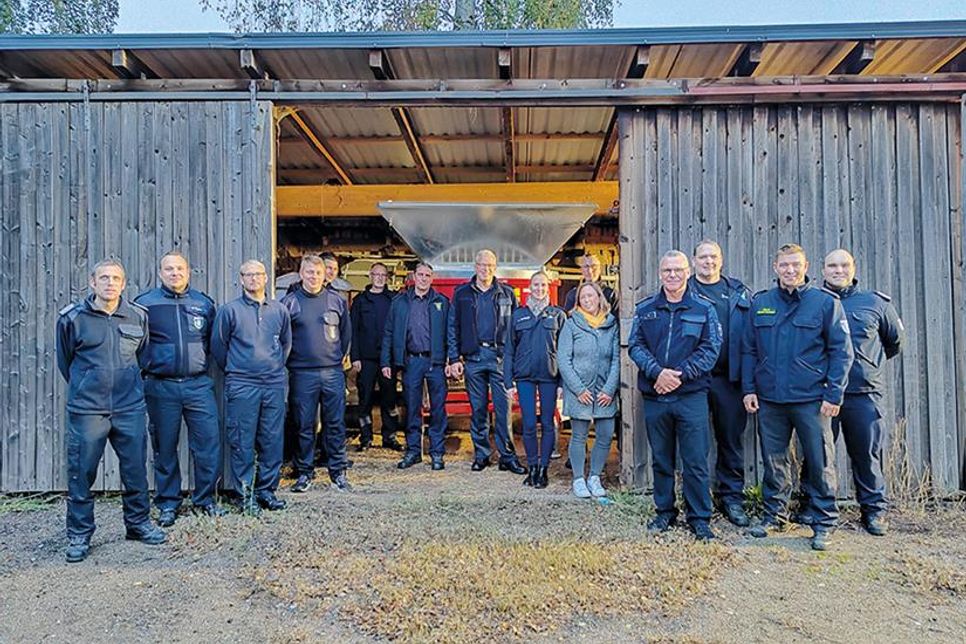Mitglieder der 4. Feuerwehrbereitschaft Ostholstein informierten sich über die Örtlichkeiten auf dem ehemaligen Bauhof der Gemeinde Scharbeutz, wo die vom Kreis gestellte Sandsackfüllanlage untergestellt ist.
