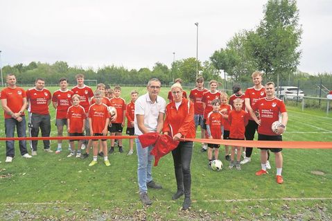 Bürgermeister Olaf Schöning und TSV-Vorsitzende Melanie Lindau bei der symbolischen Eröffnung des neuen Rasenplatzes.