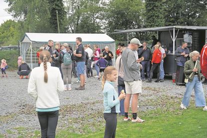 Einweihungsfeier mit vielen Gästen, Getränken und Bratwurst.