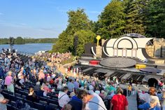 2025 wurde unter anderem "Die Zauberflöte" auf der Seebühne in Eutin aufgeführt.