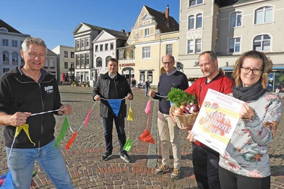Freuen sich, dass wieder kleine Veranstaltungen stattfinden dürfen: Claudia Schadwinkel, Alexander Mende, Hans-Wilhelm Hagen, Stefan Dose und Marcus Gutzeit (v.re.).