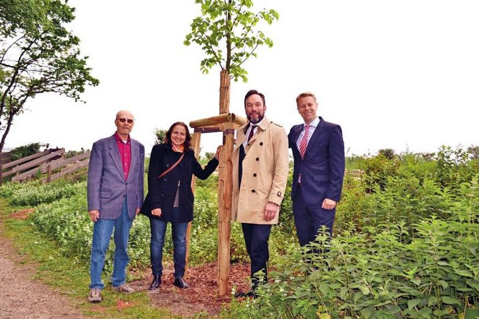 „Haus &amp; Grund“-Ortsvereinsvorsitzender Dieter Grönwoldt (von links) und Bürgermeisterin Hatice Kara freuen sich über die gestiftete Linde aus den Händen von Alexander Blažek und Hans-Henning Kujath. (Foto: René Kleinschmidt)