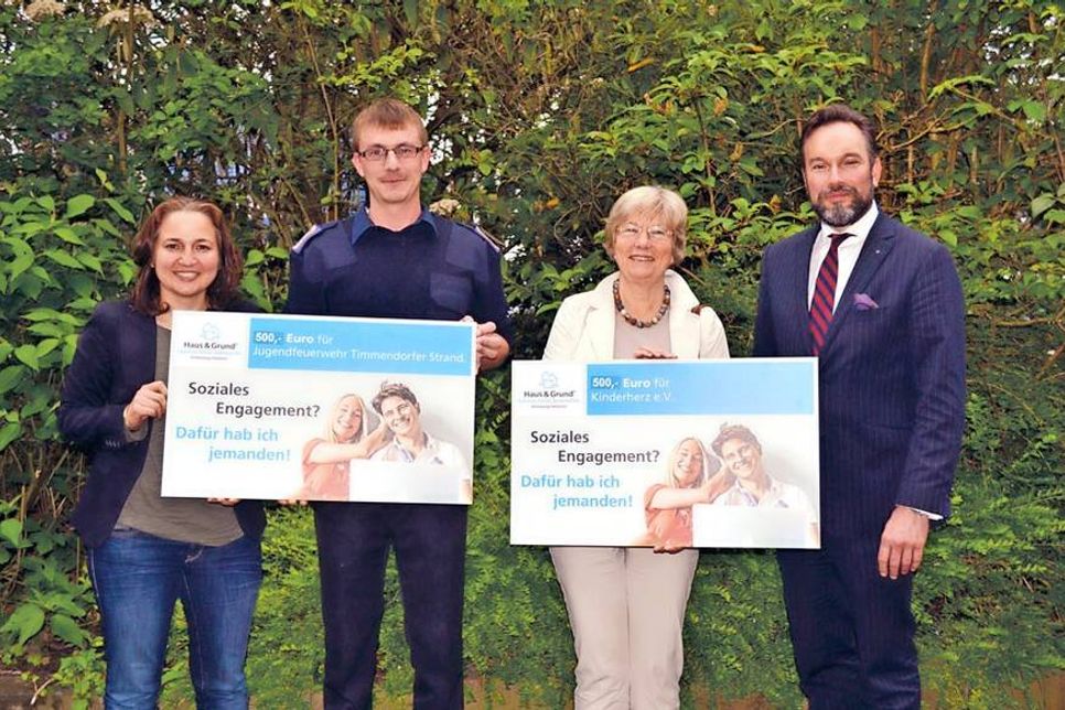 Scheckübergabe beim Empfang im Rathaus: Bürgermeisterin Hatice Kara (von links), Jugendfeuerwehrwart Mirco Babin, Barbara Bergmann, Vorsitzende von Kinderherz e.V., und „Haus &amp; Grund“-Landesverbandsvorsitzender Alexander Blanke. (Foto: René Kleinschmidt)