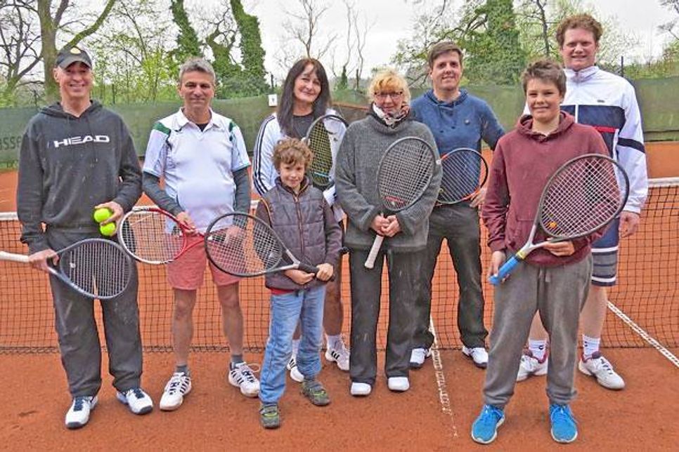 Freuen sich auf Besucher am Tag des offenen Tennisplatzes (v.l.): Trainer Uwe Kleindienst, Zweiter Vorsitzender Michael Seibt, Gabi Dammer, Katharina Sternberg, Oliver Clausen (als Besucher), Robin Sternberg. Davor die Nachwuchsspieler Tristan Niclas und Josef.