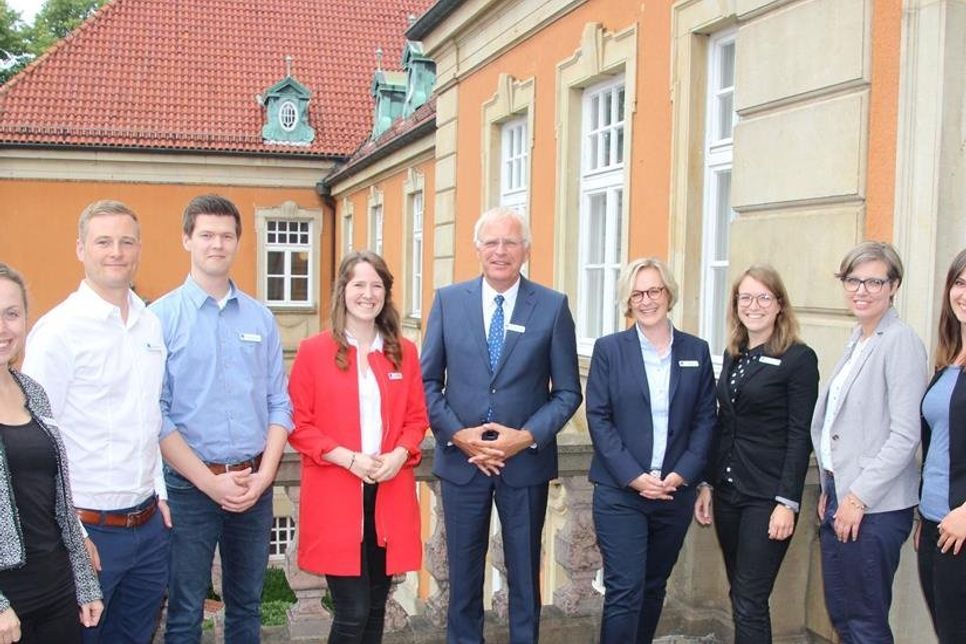 Absolventen 2019 mit Landrat Reinhard Sager und Simone Tackenberg, Fachdienstleiterin Personal und Organisation.