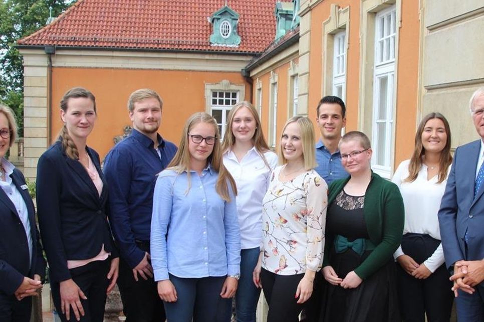 Neue Auszubildende und Kreisinspektoranwärter des Jahrgangs 2019 mit Landrat Reinhard Sager und Simone Tackenberg, Fachdienstleiterin Personal und Organisation.