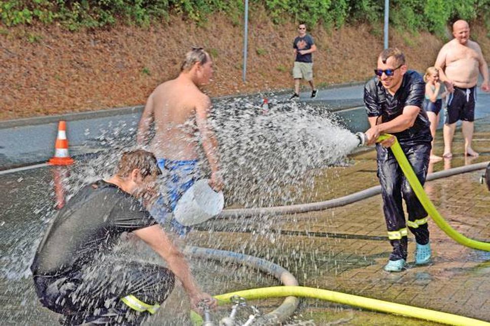 Die Freiwillige Feuerwehr Plön organisierte im Rahmen einer Behindertenfreizeit des Bundeswehr Sozialwerks für ihre Besucher ein „quatschnasses Vergnügen“ am Feuerwehrgerätehaus