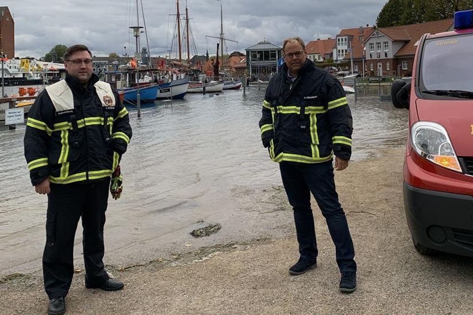 Stadtwehrführer Alexander Wengelewski und Bürgermeister Mirko Spieckermann (re.) am gesperrten Netztrockenplatz.