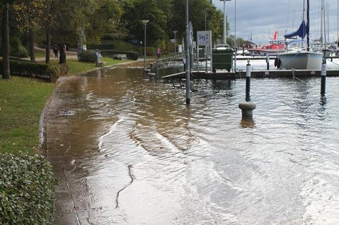 Am Unteren Jungfernstieg in Neustadt bekamen Spaziergänger kurzzeitig nasse Füße.