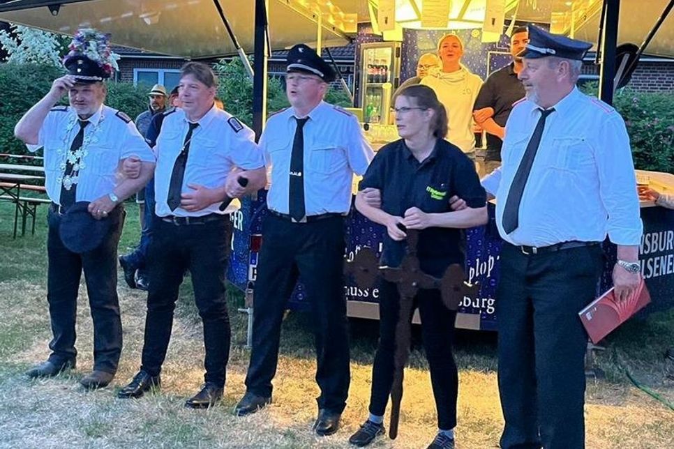 Michel Bünning, Christian Langbehn, Wehrführer Andreas Piening, Doreen Nissen, stellvertretender Wehrführer Axel Ehrich (v. lks.).