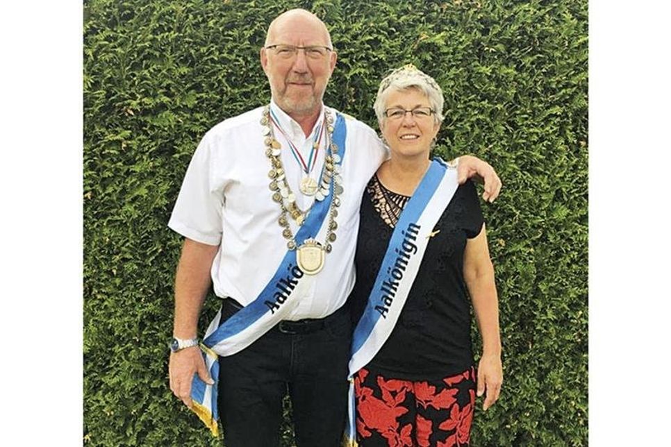 Marita und Michael Dietz sind das neue Aalkönigspaar 2019/20. Zur Seite steht ihnen übrigens die neue Aalprinzessin Ariane Seitz. (Foto: hfr)